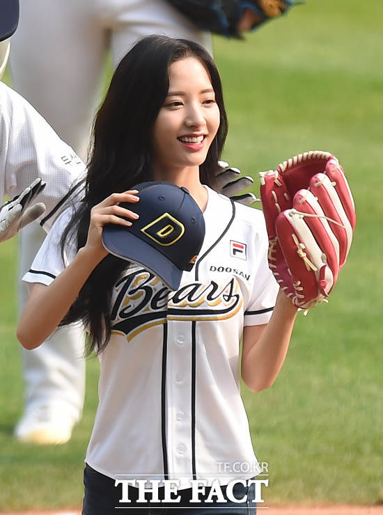 걸그룹  우주소녀 보나가 두산 승리기원 시구 후 팬들을 향해 미소를 보이고 있다.