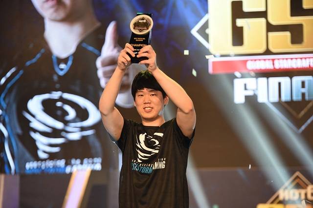 24일 오후 열린 2017 핫식스 GSL 시즌2 결승전에서 고병재가 6년의 기다림 끝에 생애 첫 우승을 차지했다. /아프리카TV 제공