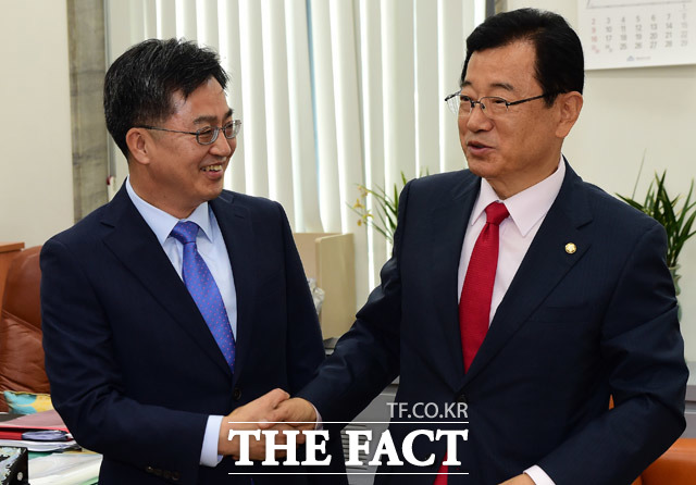 이현재 자유한국당 정책위의장을 방문한 김동연 경제부총리(왼쪽)