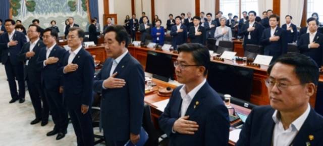 이날 국무회의에 참석한 27인 가운데 열네 명은 박근혜 정부에서 임명된 인사였다. /서울신문 제공