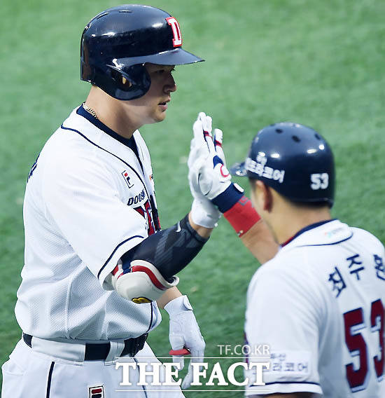 3회말 두산 김재환이 좌중월 솔로홈런을 친 후 홈에서 최주환과 하이파이브를 나누고 있다.