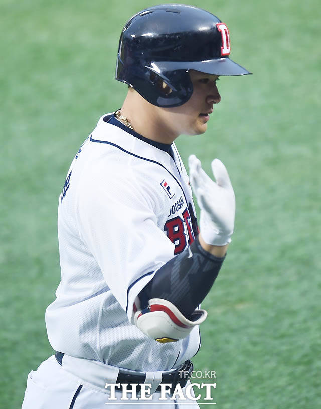 3회말 두산 김재환이 좌중월 솔로홈런을 친 후 더그아웃으로 들어오고 있다.