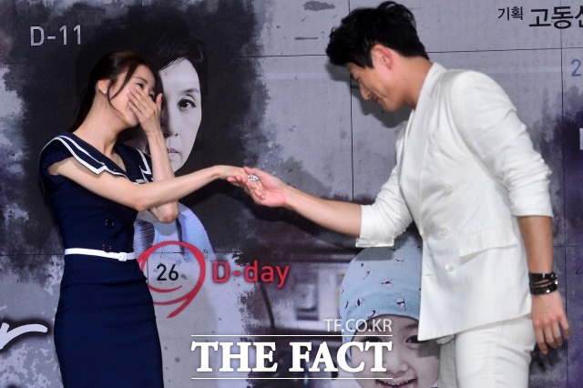 윌 유 메리 미? 배우 류수영과 박하선은 드라마의 인연을 결혼까지 이끌었다. 지난 1월 22일 부부가 된 두 사람은 오는 가을 출산을 앞두고 있다. /더팩트 DB