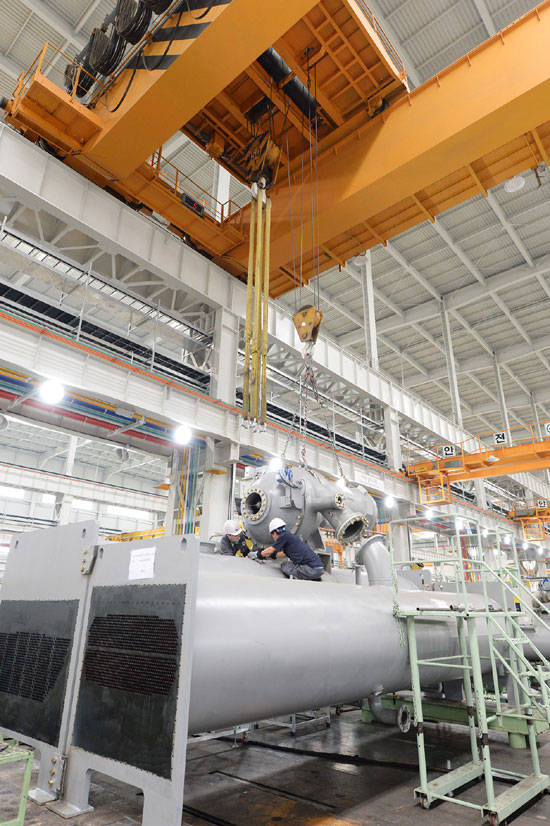 LG전자 직원들이 터보 칠러를 생산하고 있다. /LG전자 제공