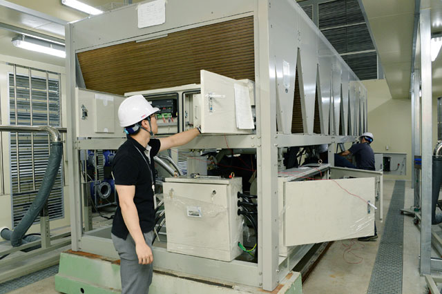 LG전자 직원이 평택 칠러 사업장 내에 있는 연구시험동에서 스크류 칠러의 신뢰성을 시험하고 있다. /LG전자 제공