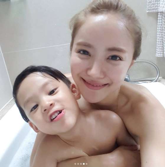 유하나 아들과 목욕 일상 공개. 배우 유하나가 아들과 즐거운 목욕 시간을 담은 사진을 공개했다. /유하나 SNS