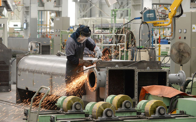 LG전자 직원이 27일 경기도 평택 칠러 사업장에서 칠러의 열교환기를 생산하고 있다. /LG전자 제공