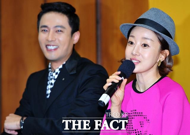 자칫 마녀사냥식 억울한 여론몰이 경계. 윤손하(오른쪽)는 사건 직후 유일하게 아이와 함께 피해자 엄마를 찾아가 사과했다. 사진은 2014년 파일럿 예능 별친구 당시. /더팩트 DB