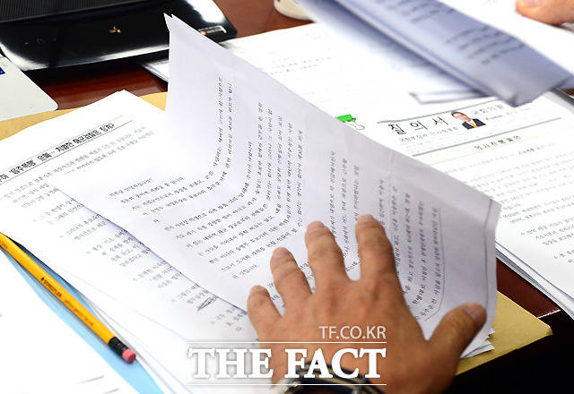 김학용 자유한국당 의원이 익명의 제보자에게 받았다는 내용의 자료. /이새롬 기자