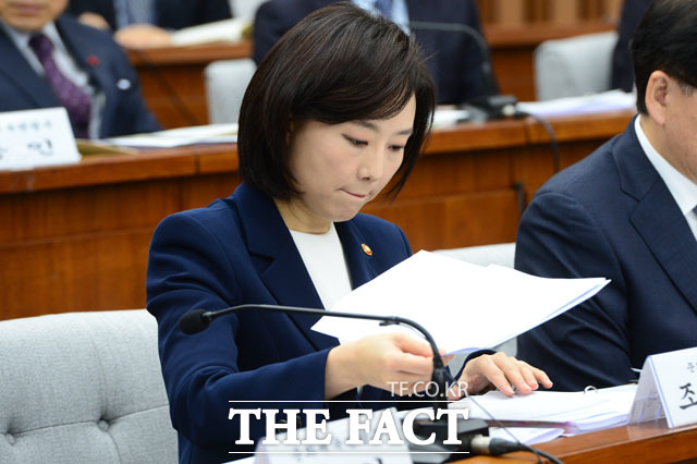 지난해 11월 30일 국회 청문회에 출석한 조윤선 전 장관.