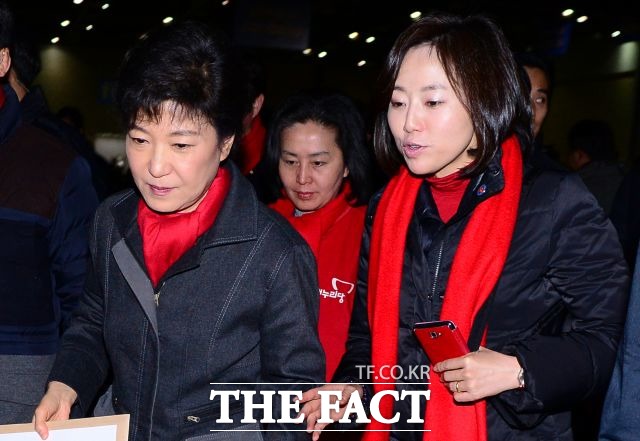 2012년 제18대 대통령 선거 당시의 박근혜 전 후보와 조윤선 대변인./더팩트DB