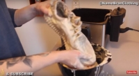  [영상] 24만원 운동화 튀김? '신발' 진짜로 튀겨 먹은 남성