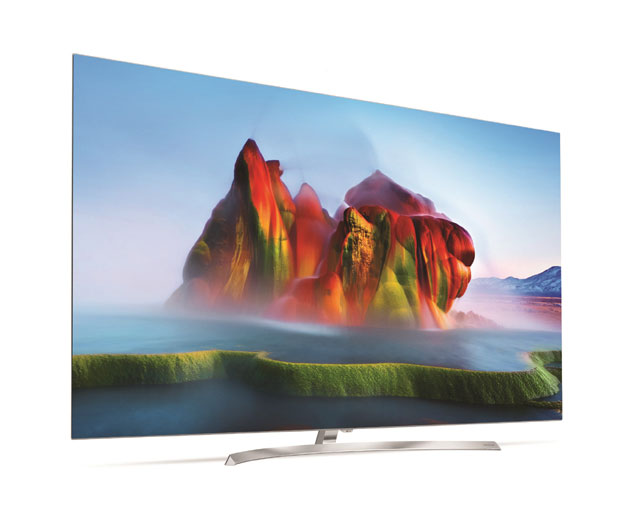 30일 업계에 따르면 최근 초고화질 TV 시장을 놓고 LG전자와 삼성전자의 경쟁이 치열하다. 사진은 LG전자 슈퍼 울트라HD TV. /LG전자 제공