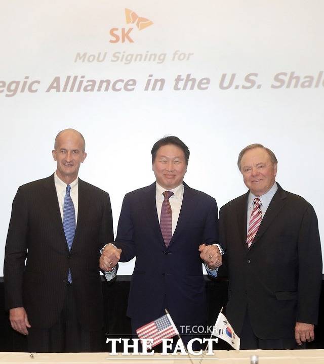 최태원 SK그룹 회장(가운데)은 28일 오후(현지시간) 워싱턴 세인트 레지스 호텔에서 대표적인 미국 에너지 기업인 GE, 콘티넨탈리소스 등과 미국 셰일가스를 중심으로 전략적 제휴를 강화하는 MOU를 체결했다. /SK그룹 제공