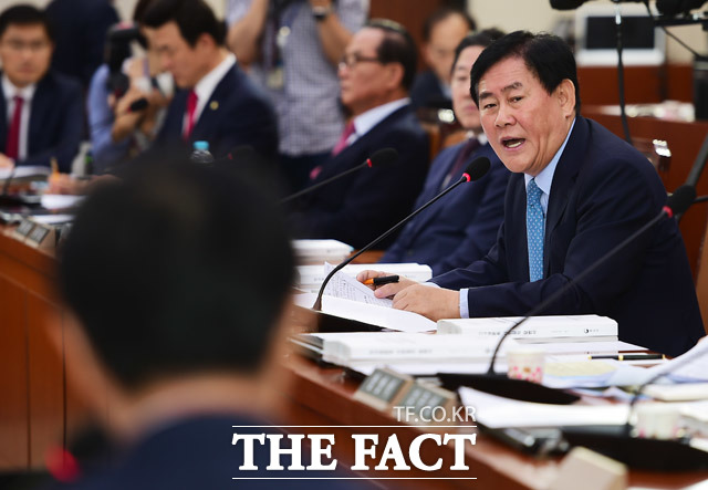 자유한국당 최경환 의원(사진)은 조경환 통일부 장관 후보자에게 개성공단 재개에 대해 질의했다. /배정한 기자