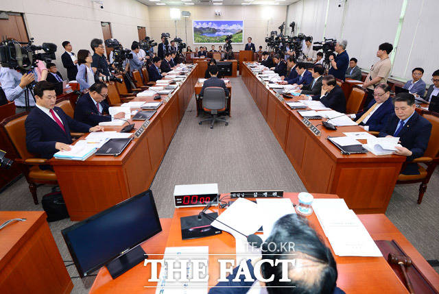 조명균 통일부 장관 후보자는 29일 국회에서 열린 인사청문회에서 지난 2012년 불거진 남북정상회담 대화록 폐기 의혹에 대해 내 부족함으로 생긴 일이다. 송구스럽다고 입장을 밝혔다. /국회=배정한 기자