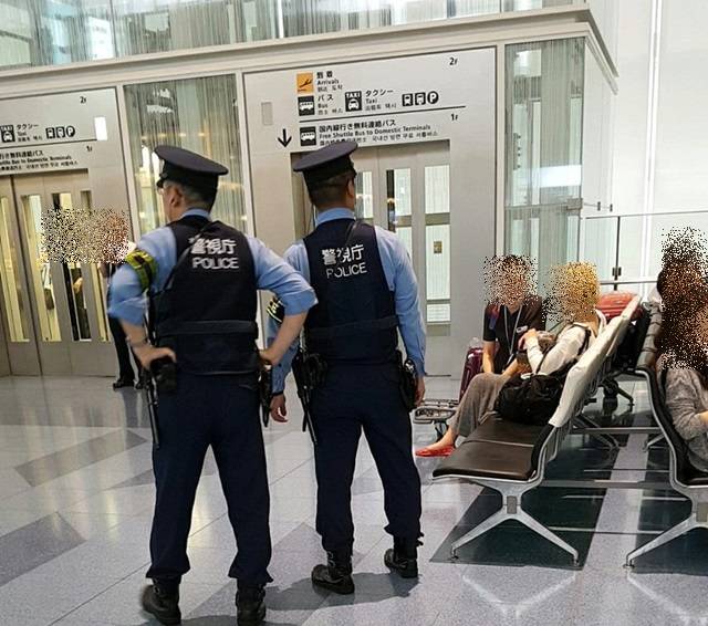 술에 취한 상태로 일본 공항에서 행패를 부린 여성이 한국 승무원과 이야기를 나누고 있다. / 온라인 커뮤니티