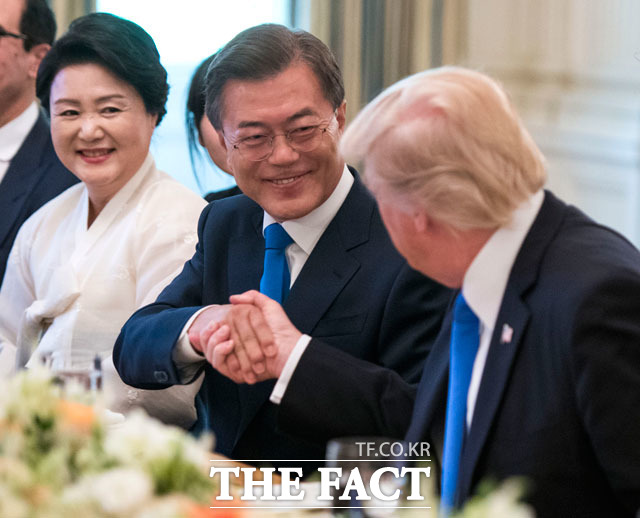 문재인 대통령(왼쪽에서 두번째)이 29일(현지시간) 미국 워싱턴 백악관에서 트럼프 미국 대통령과 정상간 상견례를 갖고 악수하고 있다. /게티이미지