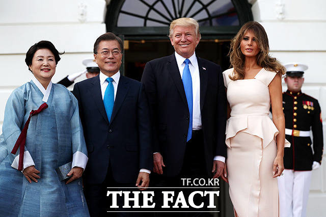 문재인 대통령(왼쪽에서 두번째)과 김정숙 여사가 29일(현지시간) 미국 워싱턴 백악관을 찾아 정상간 상견례 전 도널드 트럼프 미국 대통령(왼쪽에서 세번째)과 멜라니아 여사와 포토타임을 갖고 있다. /게티이미지