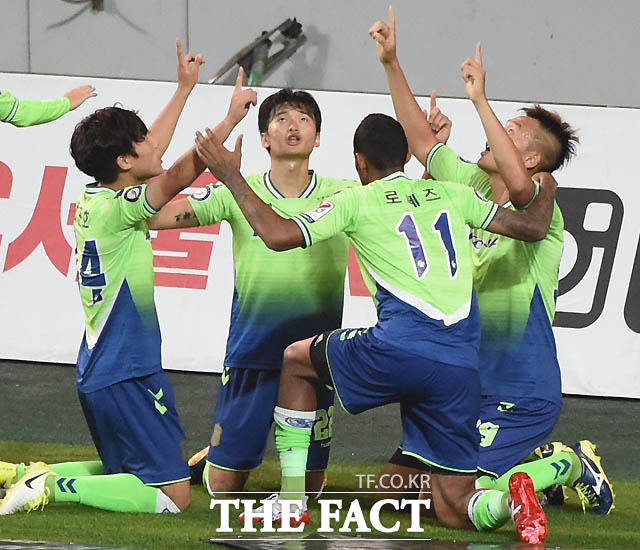 전북 김신욱이 후반 동점 페널티킥을 성공시킨 뒤 동료들과 세리머니를 하고 있다.