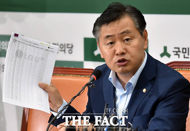 박지원 전 대표 보좌관 통화내역을 공개하는 김관영 국민의당 진상조사단장. /이새롬 기자