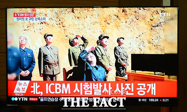 북한이 4일 오후 대륙간 탄도미사일(ICBM) 화성 14형 시험 발사 성공을 발표한 가운데, 서울 금천구 가산동의 한 사무실에서 직원들이 관련 뉴스를 지켜보고 있다./이새롬 기자