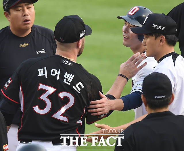 두산 김재호가  2회말 자신의 강습타구를 맞은 kt 피어밴드에게 미안함을 표시하고 있다.