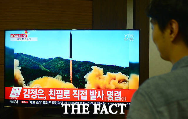 북한이 대륙간 탄도미사일(ICBM) 화성 14형 시험 발사 성공을 발표한 4일 오후 서울 금천구 가산동의 한 사무실에서 직원들이 관련 뉴스를 지켜보고 있다./이새롬 기자