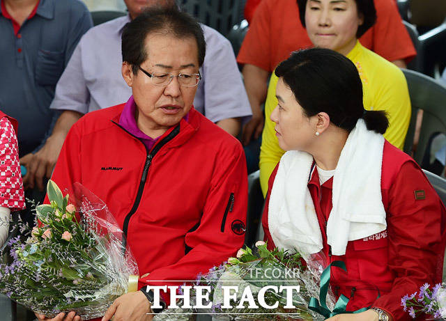 홍준표 자유한국당 대표가 3일 오전 경기도 남양주시 조안면 시우리에서 열린 자유한국당 전당대회에서 류여해 최고위원과 대화하고 있다. /배정한 기자