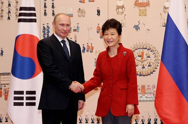 박근혜 전 대통령(오른쪽)은 지난 2013년 G20 정상회의 참석 당시 이탈리아와 독일, 카자흐스탄, 러시아 등 총 4개국의 정상과 양자회담을 가졌다. /청와대 제공