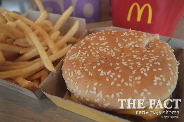덜 익은 고기 패티로 인해 출혈성장염에 걸려 신장 기능의 90% 잃었다고 주장한 피해 가족이 맥도날드를 고소한 가운데 해당 업체는 당일 식품안전에는 아무런 문제가 없었다고 주장했다. / 게티이미지코리아 제공