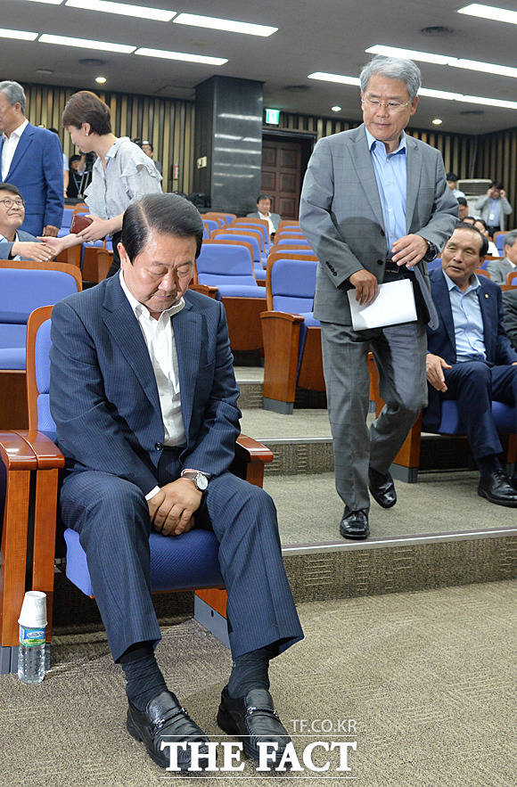 의원총회에 참석한 박주선 비상대책위원장(왼쪽)과 김동철 원내대표