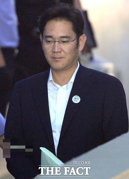 이재용 삼성전자 부회장이 10일 열린 박근혜 전 대통령과 최순실 씨의 재판에 증인으로 참석했다. /더팩트 DB
