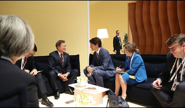 문재인 대통령은 지난 8일 쥐스탱 트뤼도 캐나다 총리와 약식 회담을 가졌다. /청와대 제공