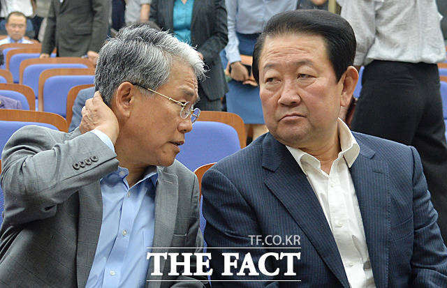 김동철 원내대표(왼쪽)와 박주선 비대위원장이 대화를 나누고 있다.