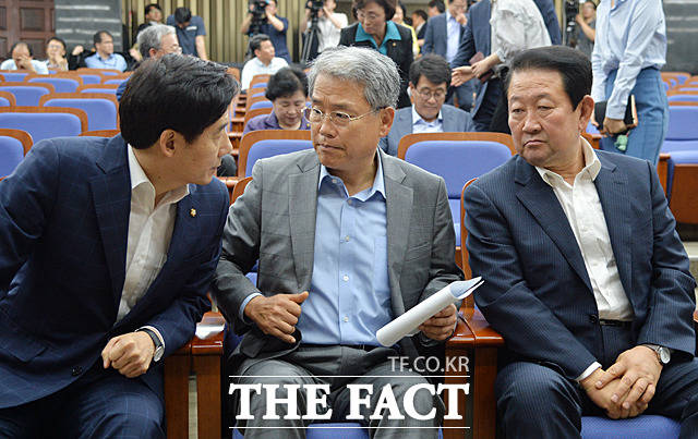 대화하는 이용호 최고위원, 김동철 원내대표, 박주선 비상대책위원장(왼쪽부터)