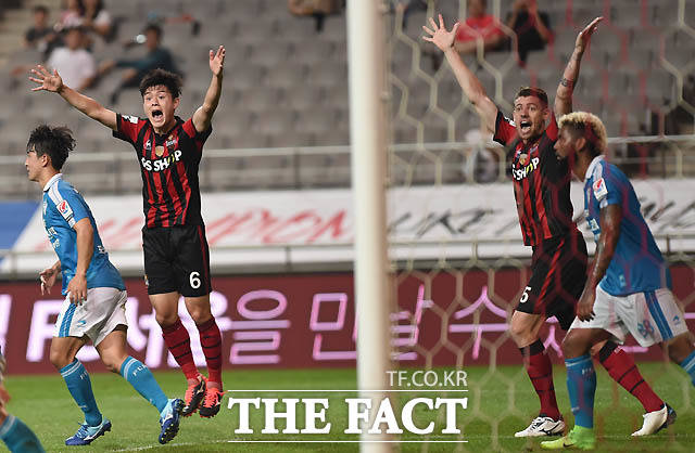 서울 주세종과 오스마르가 박주영의 프리킥이 골라인을 넘었다며 심판에게 강하게 항의하고 있다.