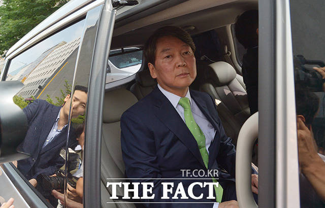 안철수 전 국민의당 대표가 12일 여의도 국민의당 당사에서 문준용 씨 취업특혜 의혹 제보조작 사건과 관련해 입장을 밝히고 당사를 떠나고 있다. /남용희 기자