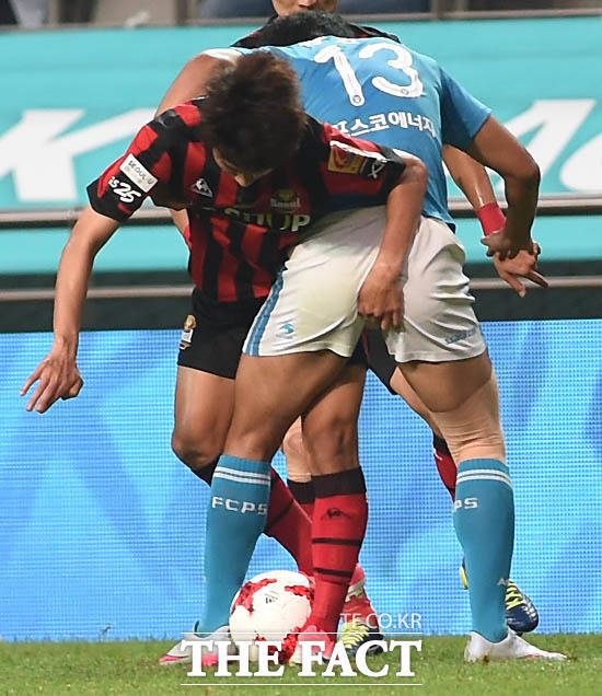 서울 주세종이 포항 권완규와 몸싸움을 벌이다 엉덩이 사이로 손을 넣고 있다.