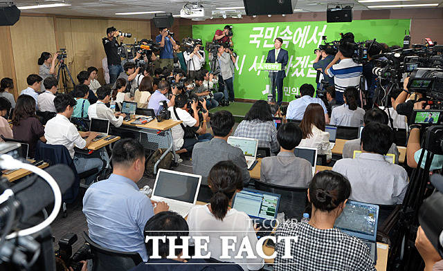 안철수 전 국민의당 대표는 12일 오후 서울 여의도 당사에서 문준용 씨 취업특혜 의혹 제보조작 사건에 대해 앞으로 모든 것을 내려놓고 깊은 반성과 성찰의 시간 갖겠다고 말했다. /문병희 기자
