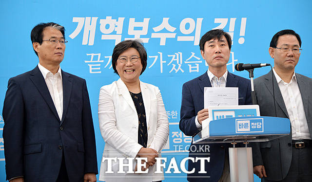하태경 최고위원의 발언(왼쪽에서 세 번째)에 이혜훈 대표가 웃고 있다.