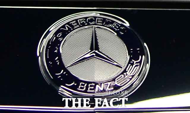 독일 현지 언론은 12일 독일 자동차기업 다임러그룹이 약 100만대의 차량에 배출가스 조작장치를 장착한 혐의를 받고 있다고 보도했다. /더팩트 DB