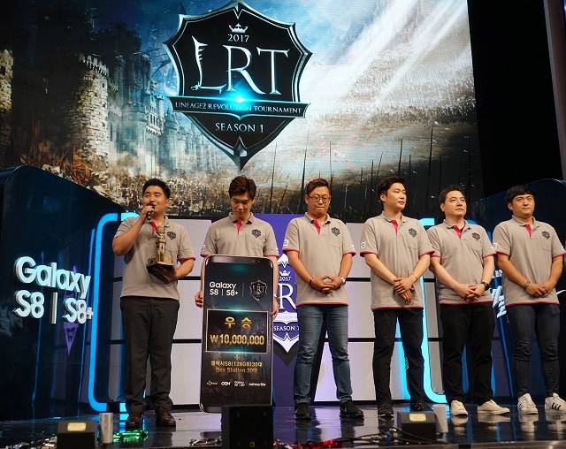 엔틱 혈맹이 리니지2 레볼루션 토너먼트 결승전에서 수상 소감을 밝히고 있다. /넷마블게임즈 제공