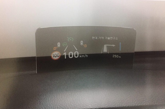 코나 대시 보드 위에 탑재된 컴바이너 헤드업 디스플레이는  내비게이션 기능을 비롯해 최첨단 주행안전 신기술 작동 정보를 제공해 운전 편의성을 극대화했다. /현대자동차 제공