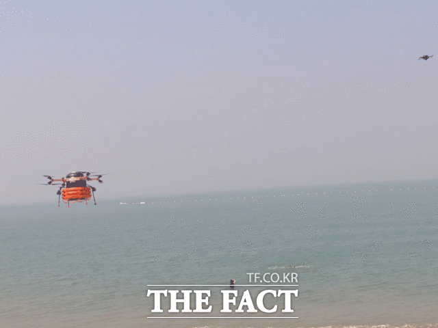 튜브를 매단 인명구조용 드론(왼쪽)이 조난자를 향해 날아가고 있다. /인천=이성락 기자