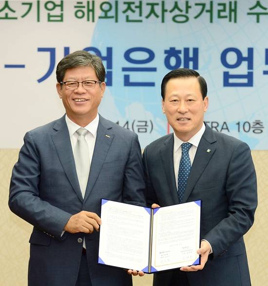 김도진 IBK기업은행장(오른쪽)과 김재홍 코트라 사장은 14일 중소기업의 온라인 수출지원을 위한 전자상거래 서비스고도화 업무 협약을 맺었다. /기업은행 제공