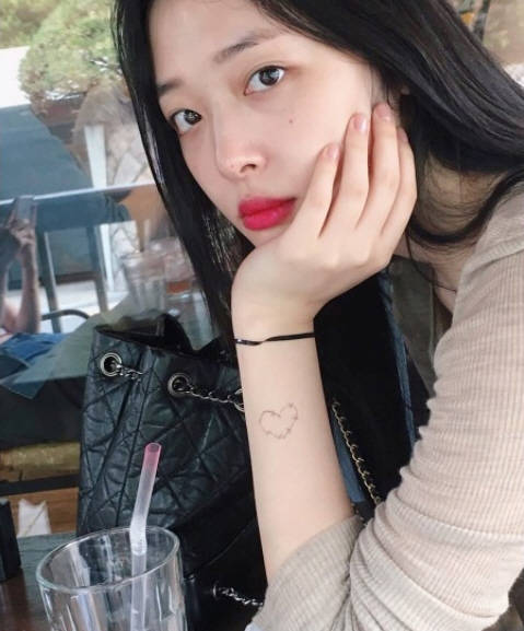 설리 이별 후 남긴 문신은? 설리가 14일 새벽 하트 모양의 문신이 인상적인 근황 사진을 공개했다. /설리 SNS