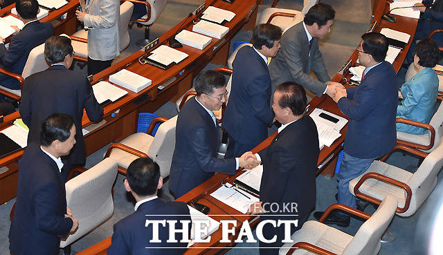 줄줄이 인사하는 김상곤 사회부총리와 김동연 경제부총리, 도종환 문화체육관광부 장관(왼쪽부터)