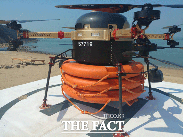 SK텔레콤은 지난 14일 인천 을왕리 왕산 해수욕장에서 자사의 초소형 영상 생중계 장비와 드론 전문업체인 숨비의 드론을 결합한 영상재난구조시스템을 선보였다. 사진은 인명구조용 드론(S-200). /인천=이성락 기자
