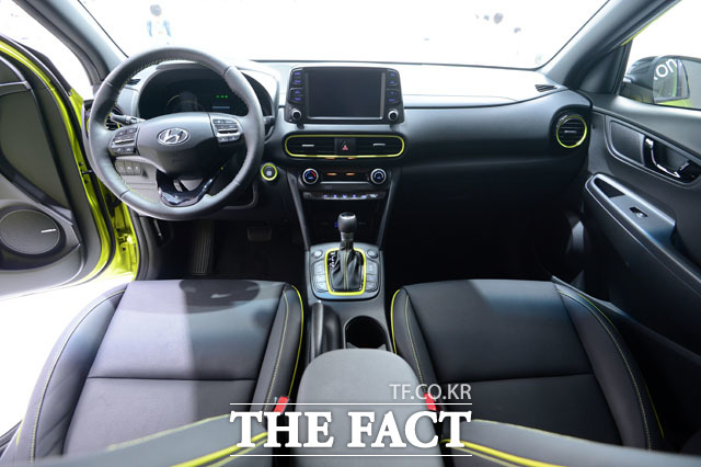 코나의 실내외관은 독창적이면서 화려하게 디자인됐다. /남윤호 기자